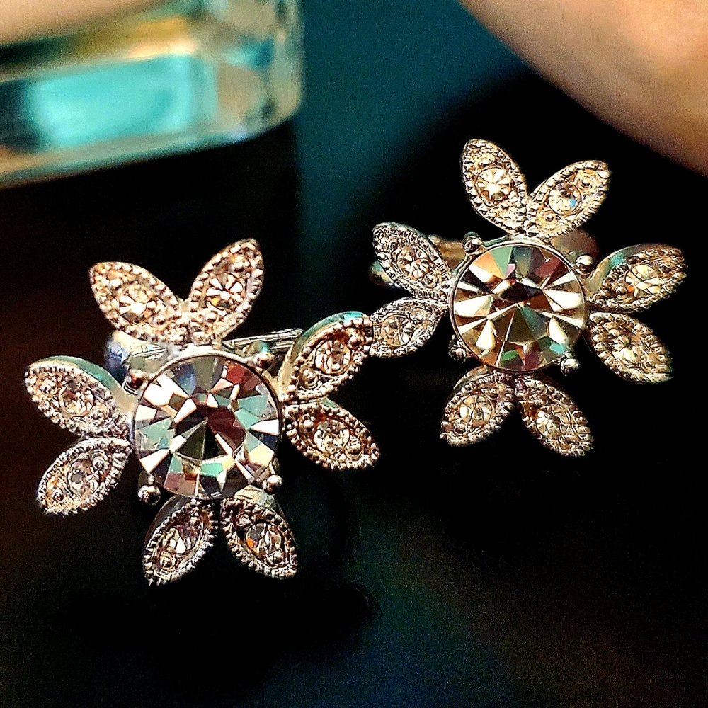 Silver Tone Crystal Snowflake Vintage Trifari Clip On Earrings